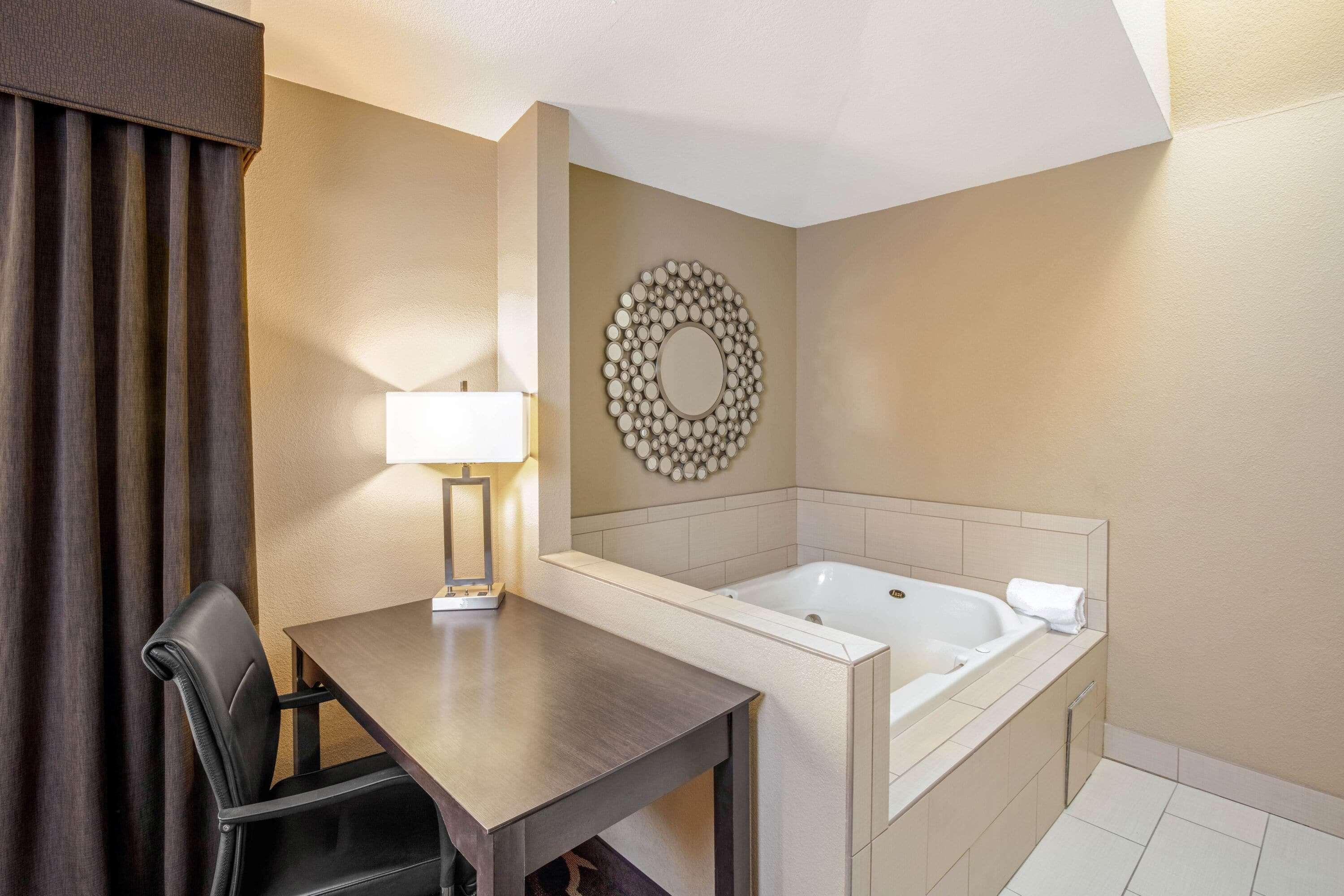La Quinta Inn & Suites By Wyndham Lv Tropicana Stadium Las Vegas Ngoại thất bức ảnh